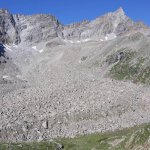 Dalla Stazione 1 presso il Bivacco Revelli si può ammirare, in tutta la sua estensione, il rock-glacier del Geri, dominato, sullo sfondo, dalla Grande Uja di Ciardoney.